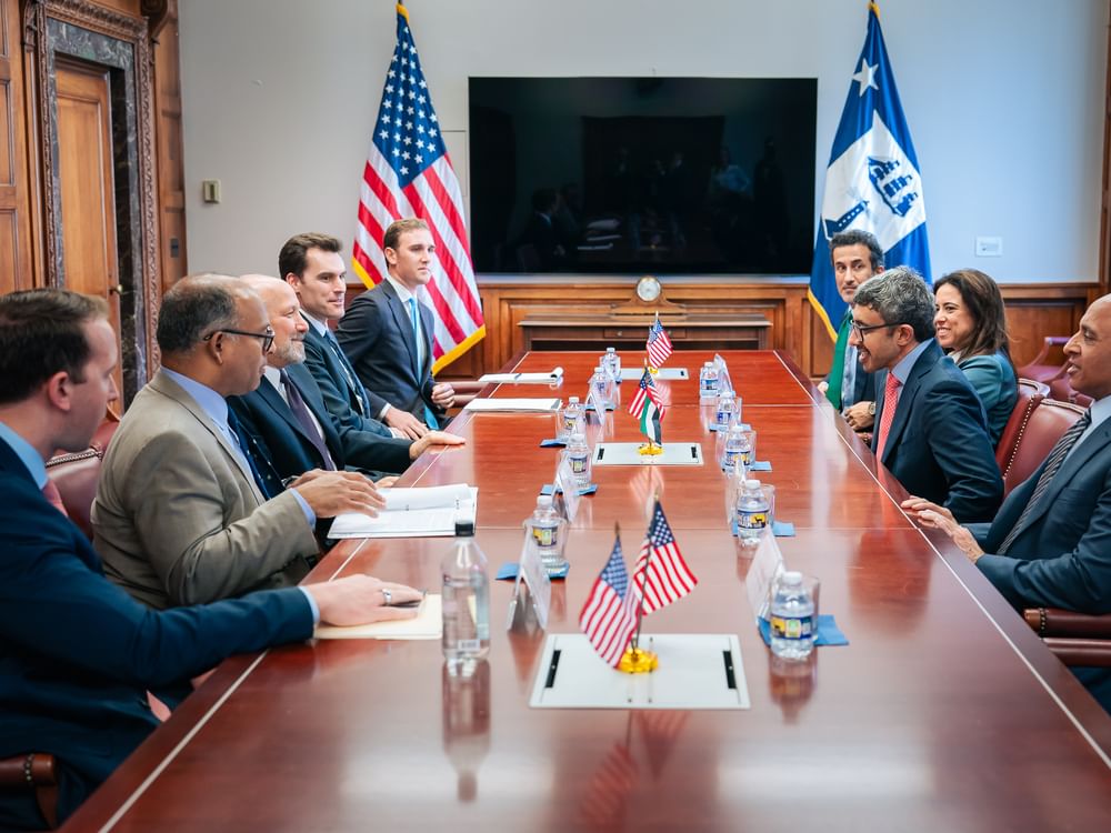 Abdullah bin Zayed y el secretario de Comercio de EE UU abordan cómo reforzar la cooperación y la asociación bilateral
