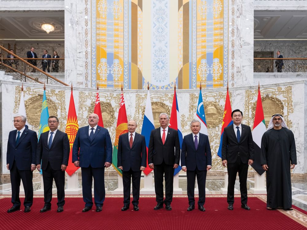 Em nome do presidente dos EAU, príncipe herdeiro de Abu Dabi participa da reunião do Conselho Econômico Supremo Euroasiático