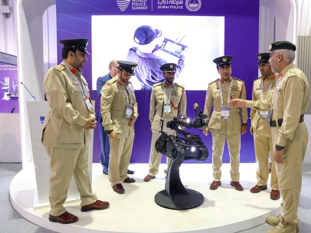 شرطة دبي تدشّن روبوتاً ذكياً وتعزز شراكاتها الدولية لحماية الأطفال  