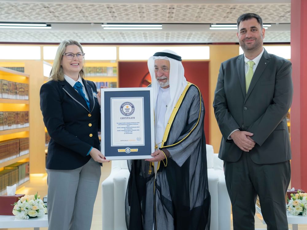 Le souverain de Charjah reçoit un certificat Guinness pour son dictionnaire arabe