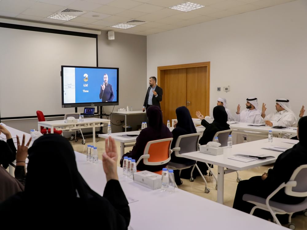 "موارد الشارقة" تنظم برنامجًا تدريبيًا لتعليم لغة الإشارة لموظفي الصفوف الأمامية