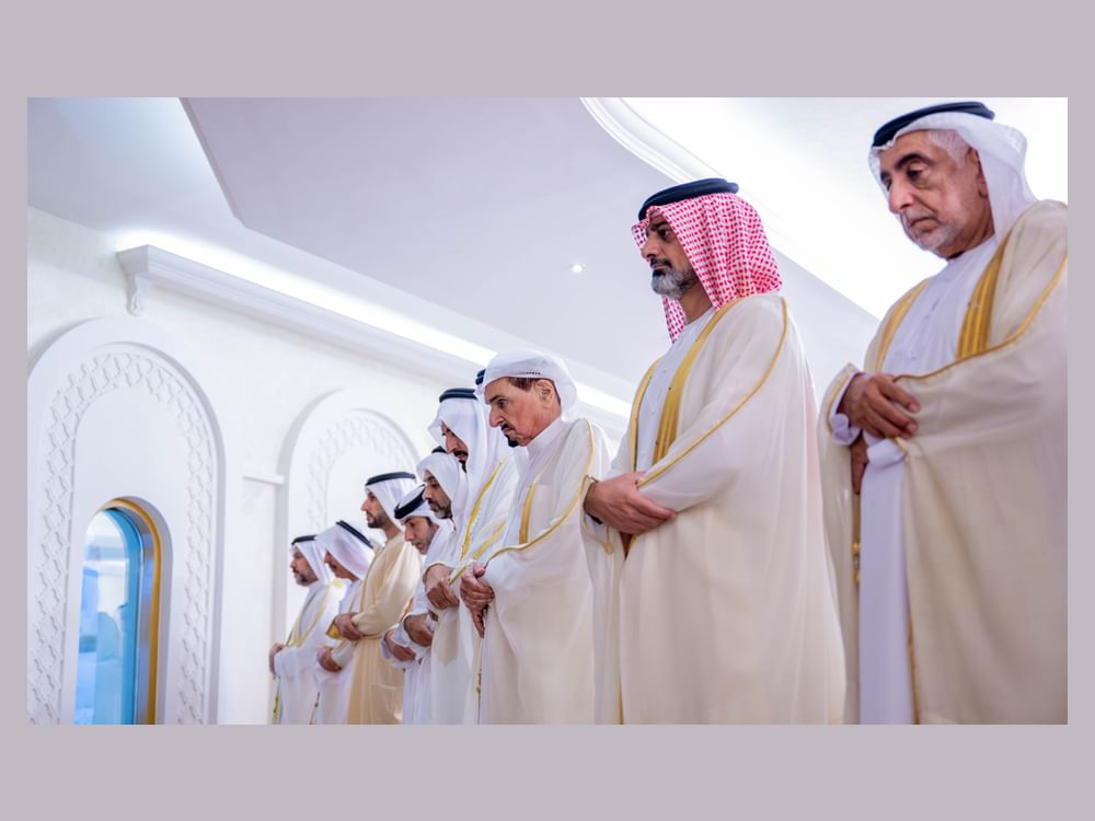 حاكم عجمان وولي عهده يؤديان صلاة عيد الأضحى في مسجد قصر الزاهر