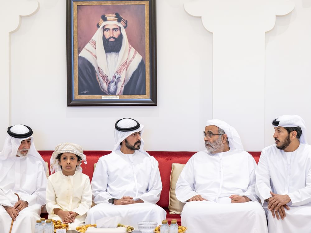 خليفة بن طحنون بن محمد يُقدّم واجب العزاء في وفاة محمد مبارك المنصوري