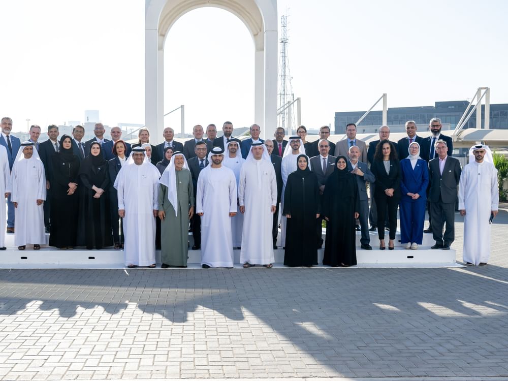 منصور بن محمد يلتقي فريق عمل مستشفى الجليلة للأطفال