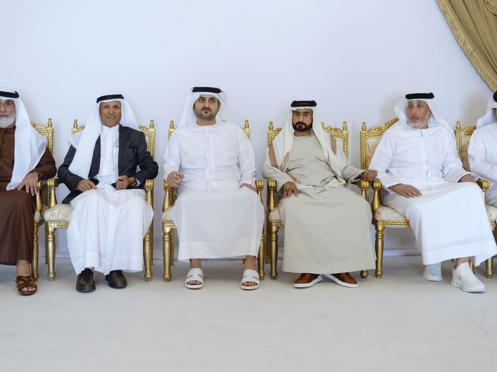 مكتوم بن محمد يقدّم واجب العزاء في وفاة محمد بن الشيخ جمعة المنصوري