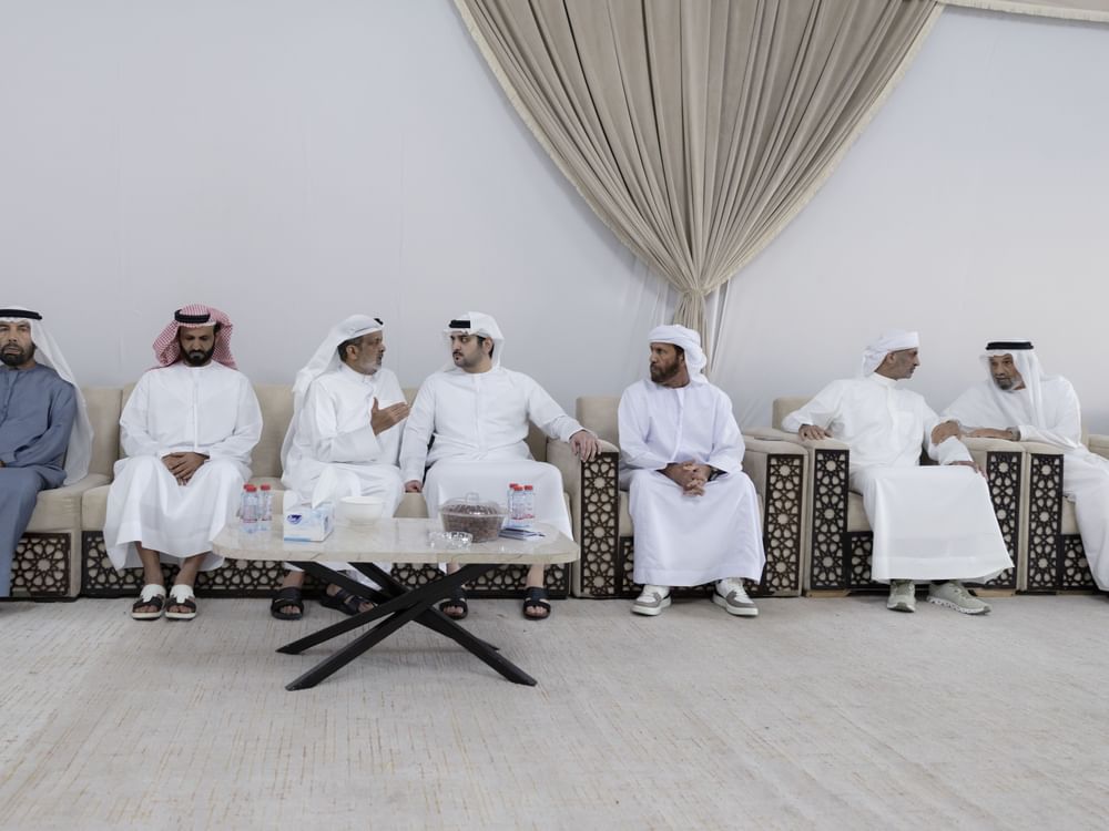 مكتوم بن محمد يقدم واجب العزاء في وفاة سعيد المروشد