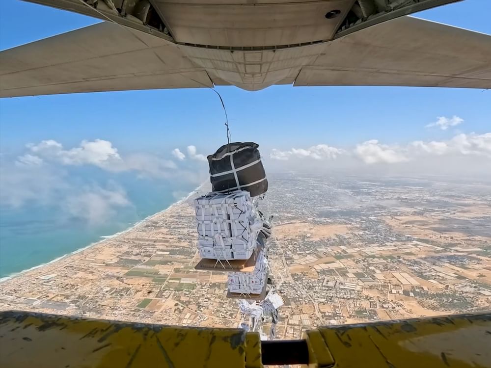 الإمارات تُنفذ الإنزال الجوي الـ81 للمساعدات الإنسانية ضمن عملية "طيور الخير" لدعم غزة
