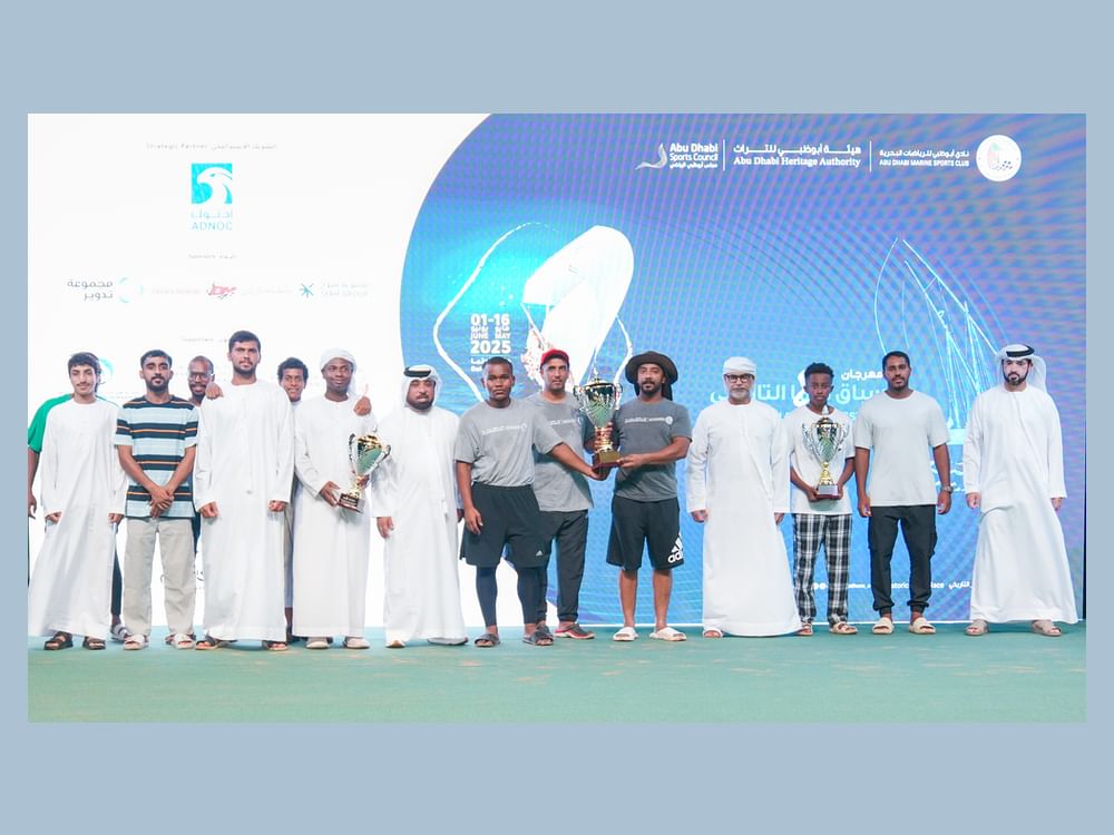 تتويج الفائزين في الأشواط التأهيلية لسباق دلما لقوارب التجديف التراثية