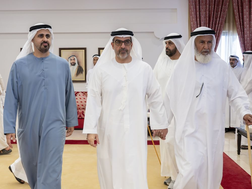 حامد بن زايد وذياب بن محمد بن زايد يقدِّمان واجب العزاء في وفاة والدة الشهيد محمد هزاع المنصوري
