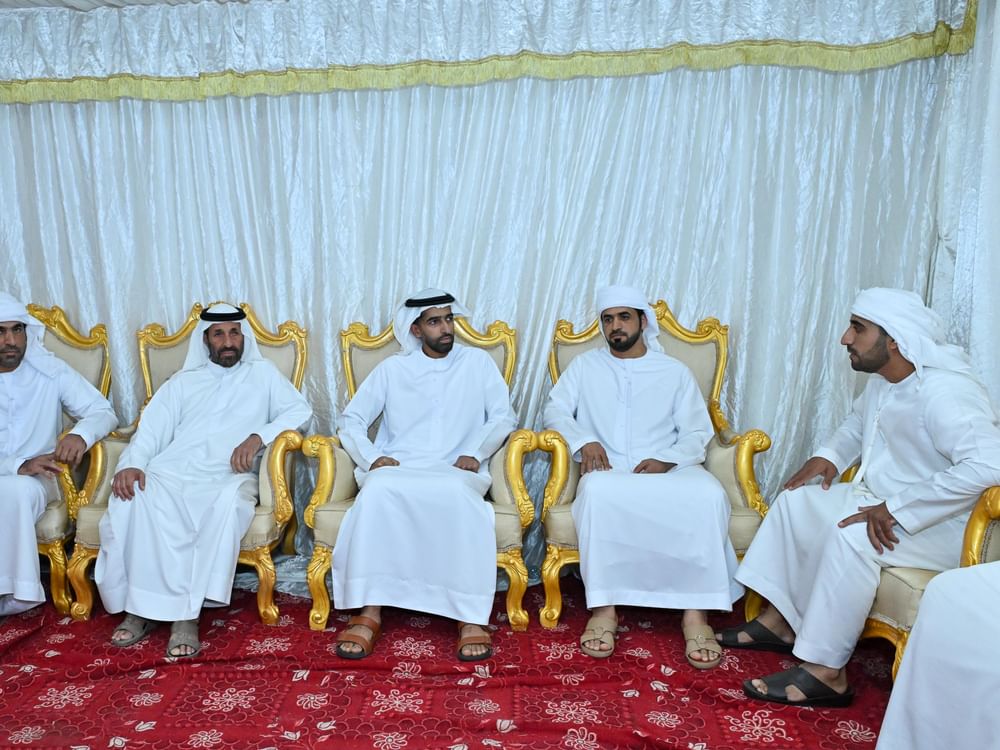 خالد بن سعود يقدم واجب العزاء في وفاة حمد سالم الكتبي