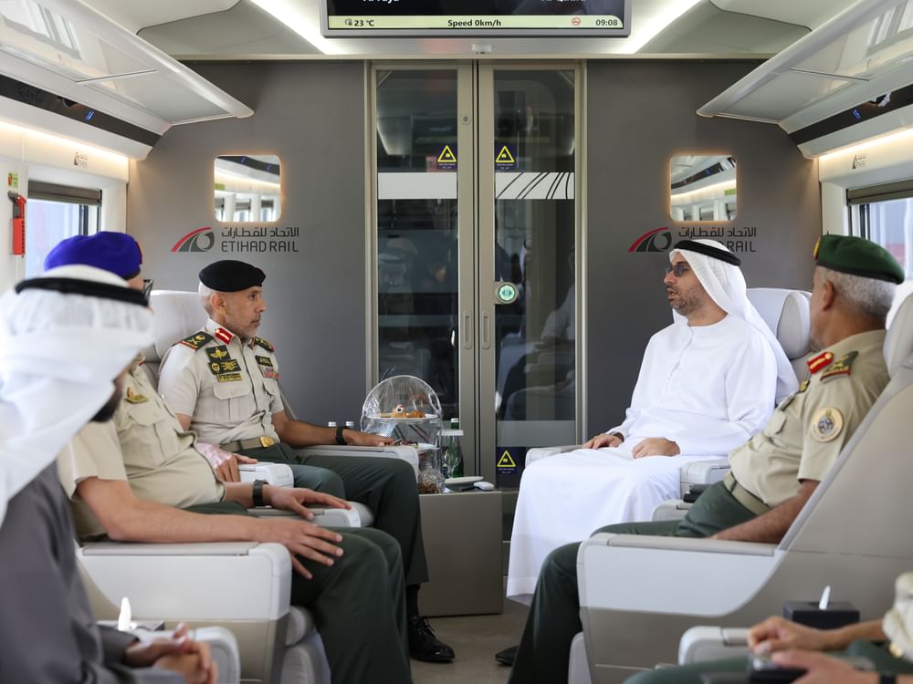 أحمد بن طحنون يستقل رحلة على متن النموذج الأولي لقطار الاتحاد للركاب من أبوظبي إلى دبي