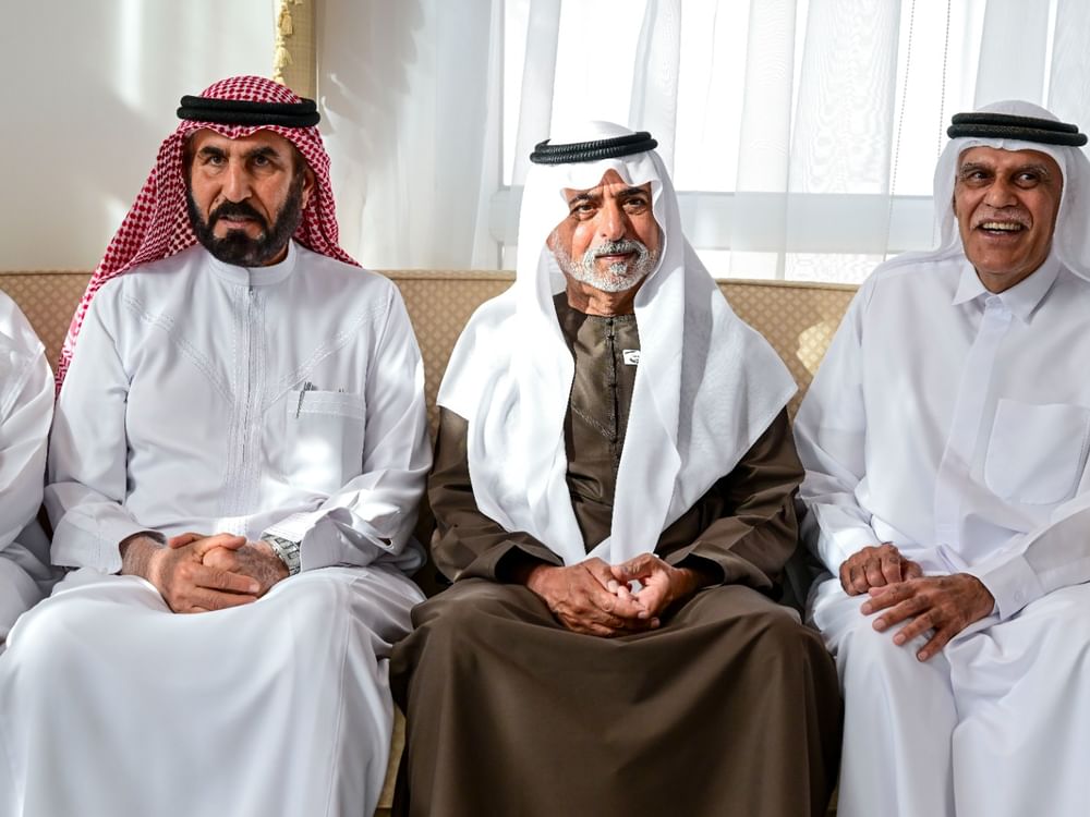 طالب بن صقر يقدّم واجب العزاء في وفاة محمد إبراهيم عبيدالله