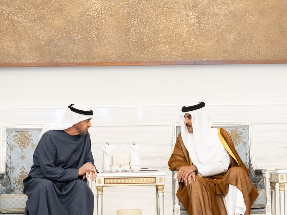 رئيس الدولة يقدم التعازي إلى أمير قطر بوفاة الشيخ حمد بن خليفة آل ثاني
