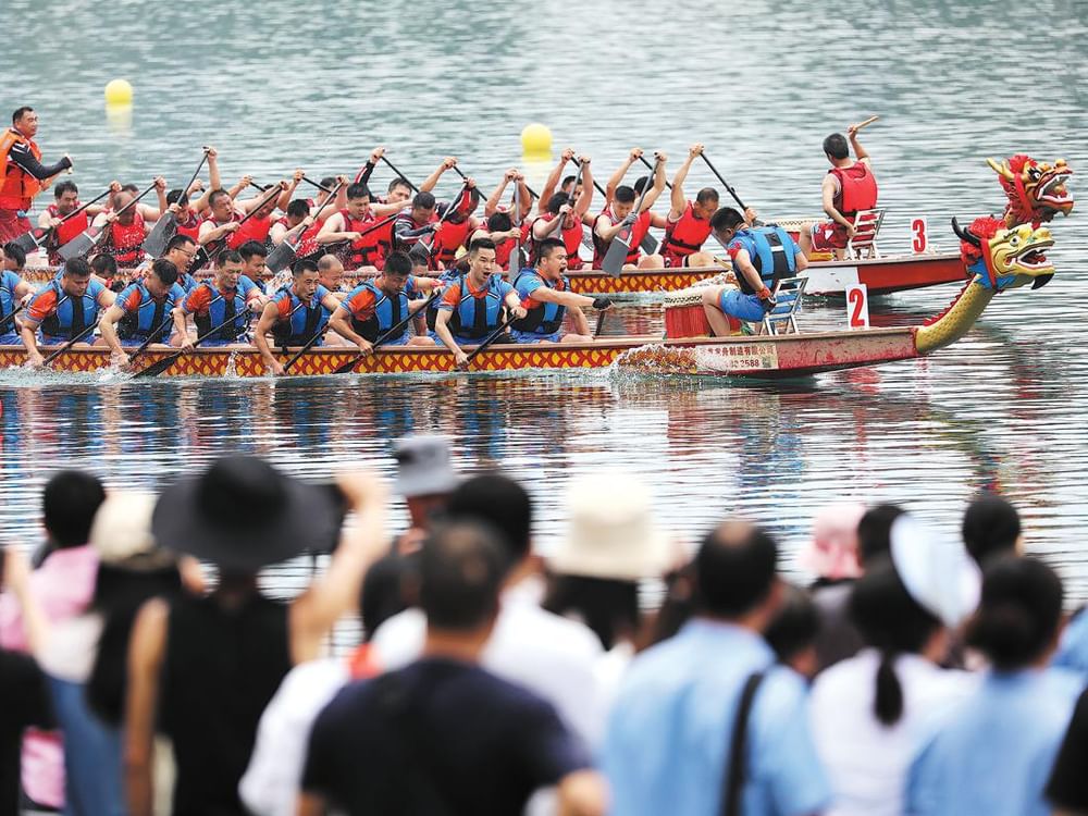 Foreign tourists embrace Chinese culture during Dragon Boat Festival