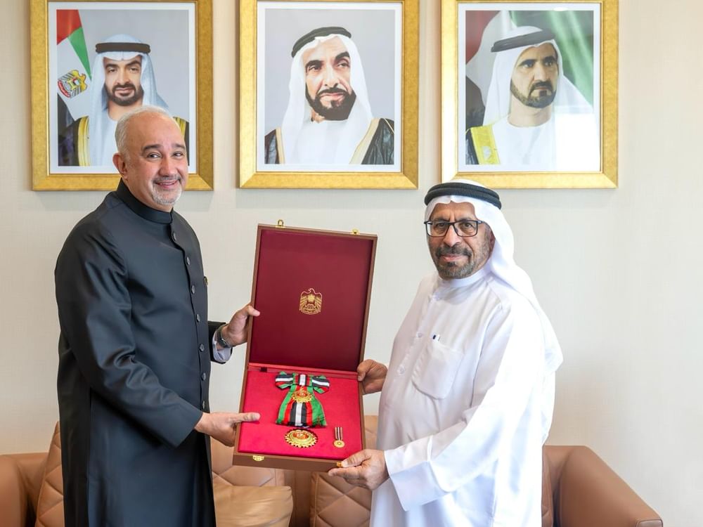 رئيس الدولة يمنح السفير الباكستاني وسام زايد الثاني من الطبقة الأولى
