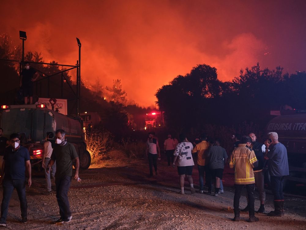 Türkiye evacuates thousands as firefighters battle wildfires