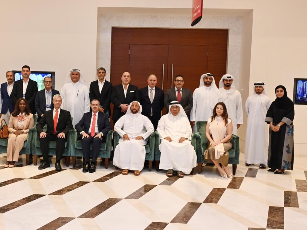 غرفة الشارقة ونظيرتها العربية البرتغالية تبحثان تعزيز التعاون التجاري والاستثماري