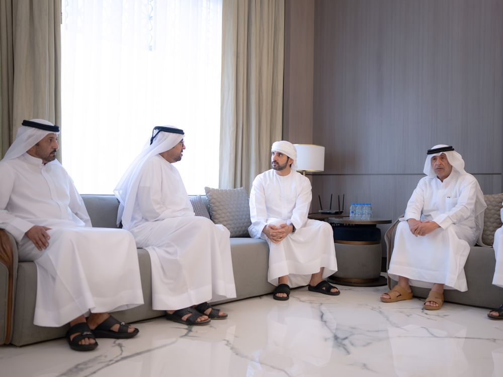 حمدان بن محمد يقدم واجب العزاء في وفاة والدة راشد ثاني المطروشي