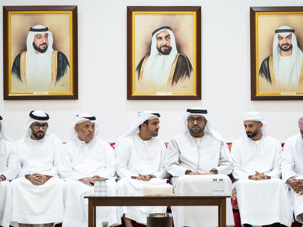 محمد بن حمدان بن زايد يقدم واجب العزاء في وفاة خميس بطي الرميثي