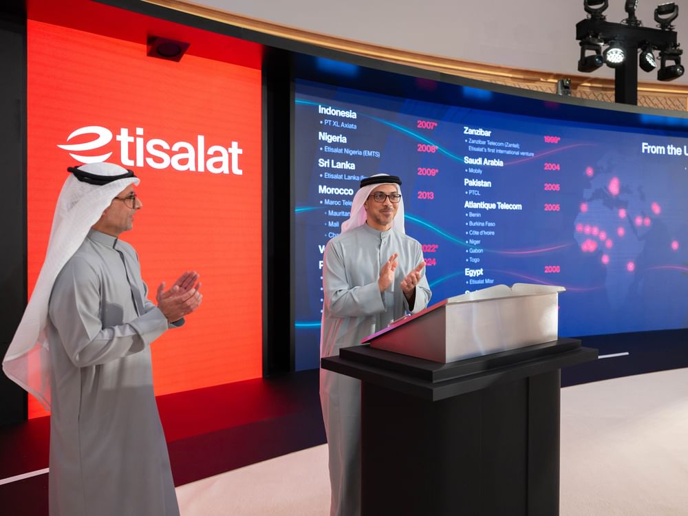 منصور بن زايد يشهد إطلاق مشروع «اتصالات» لتطوير البنية التحتية الرقمية داخل الدولة وخارجها. 