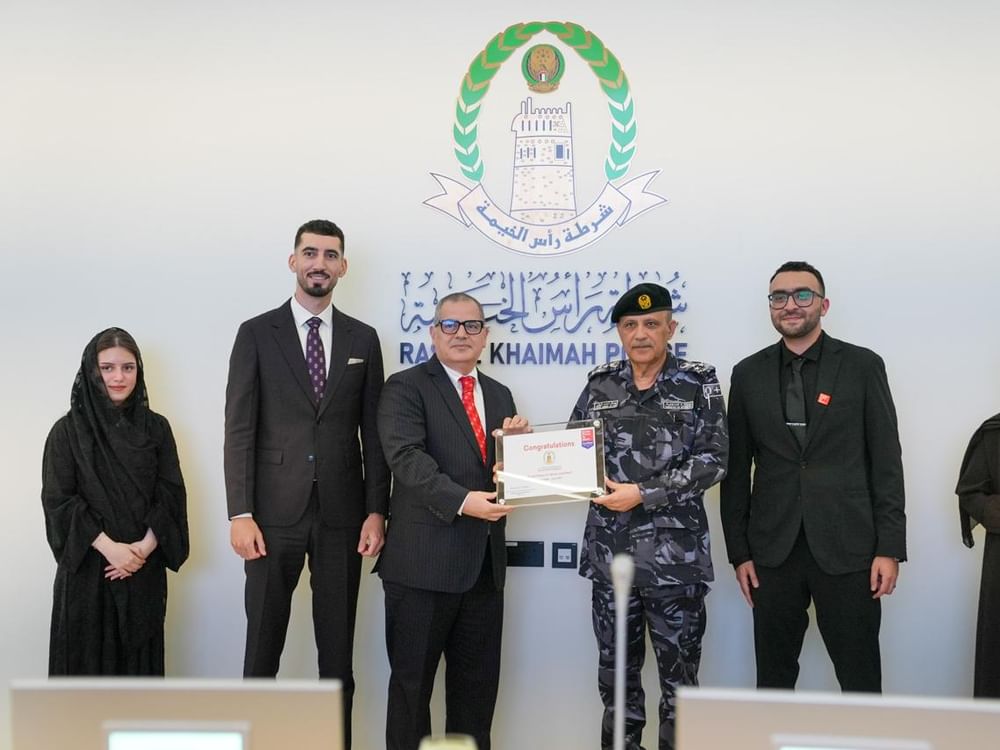 شرطة رأس الخيمة تحصل على اعتماد "أفضل بيئة عمل" من منظمة عالمية 