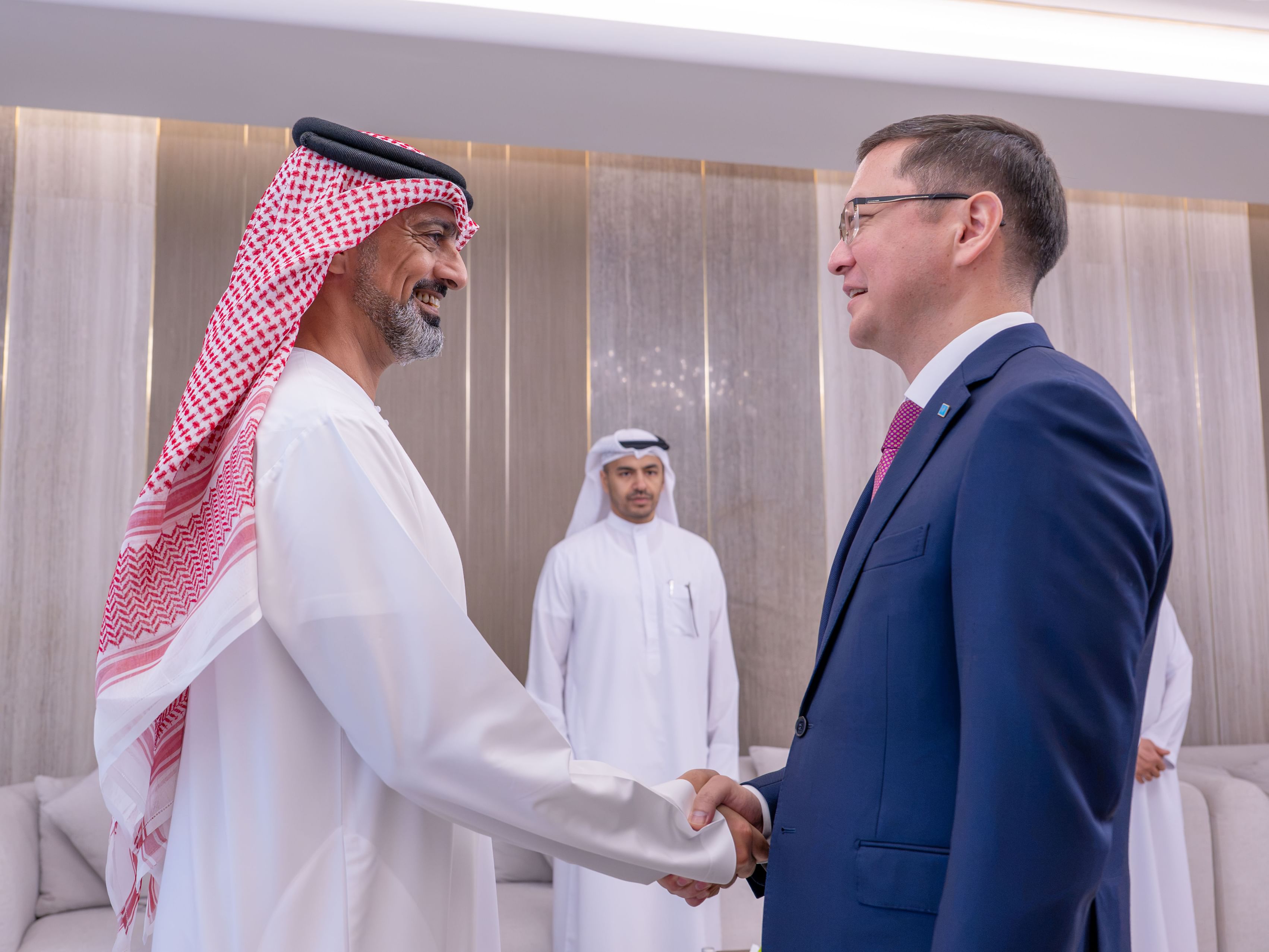 عمار بن حميد يستقبل سفير كازاخستان 