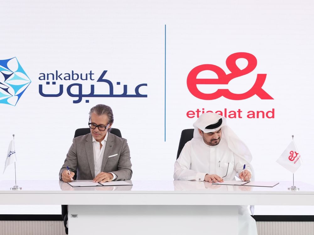 تعاون بين "إي آند الإمارات" و"عنكبوت" لتعزيز الأبحاث المتقدمة بالذكاء الاصطناعي