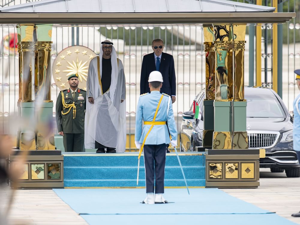 El presidente de Emiratos es recibido con honores por el presidente de Turquía en Ankara