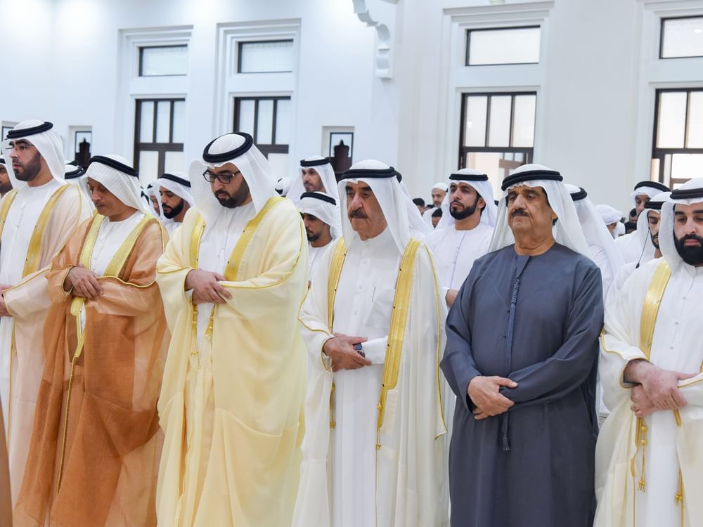Governante de Umm Al Qaiwain realiza oração de Eid Al-Fitr na mesquita Ahmed bin Rashid Al Mualla