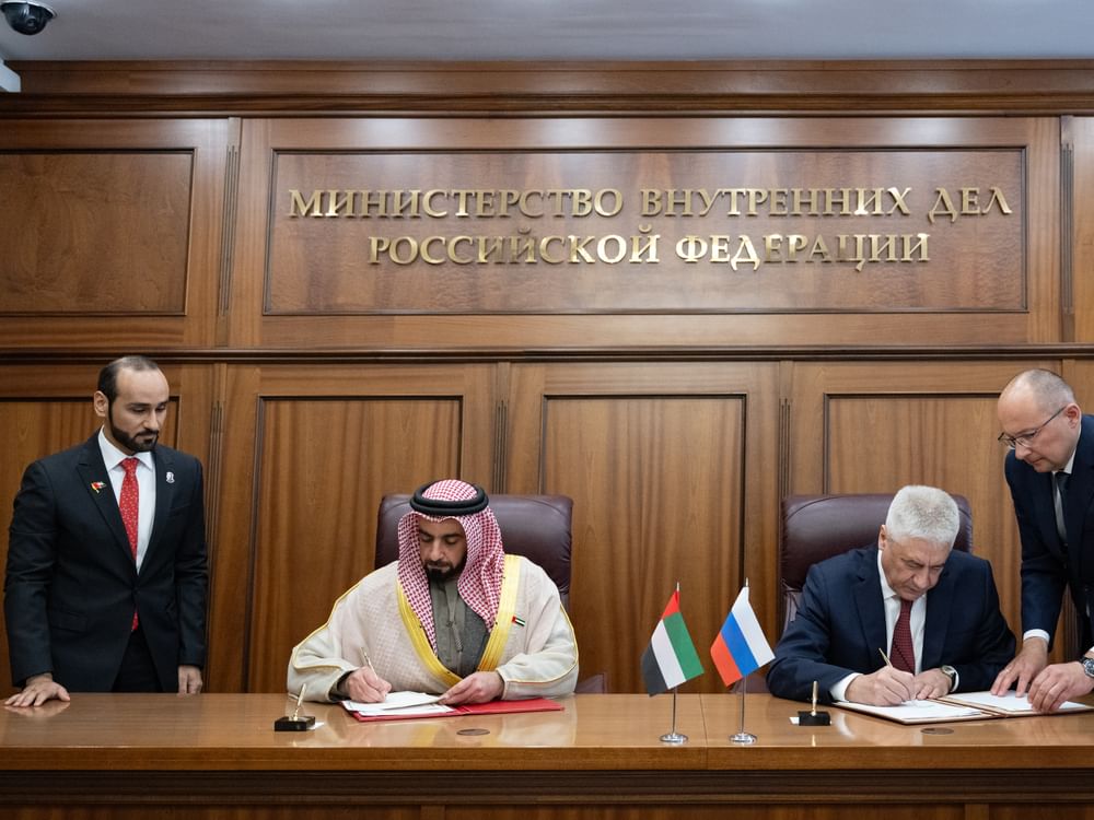 Saif bin Zayed se reúne com ministro do Interior da Rússia em Moscou e participa do lançamento do Diálogo Policial Estratégico