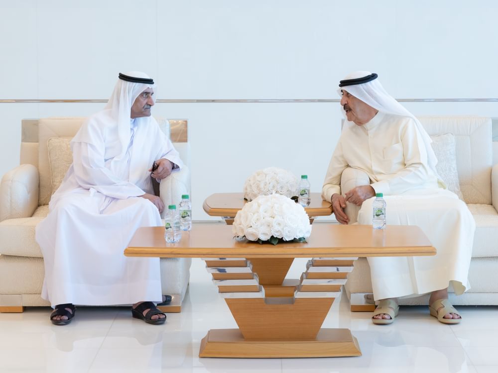 حاكم الفجيرة يقدم واجب العزاء في وفاة الشيخة حصة بنت حميد بن عبدالرحمن الشامسي