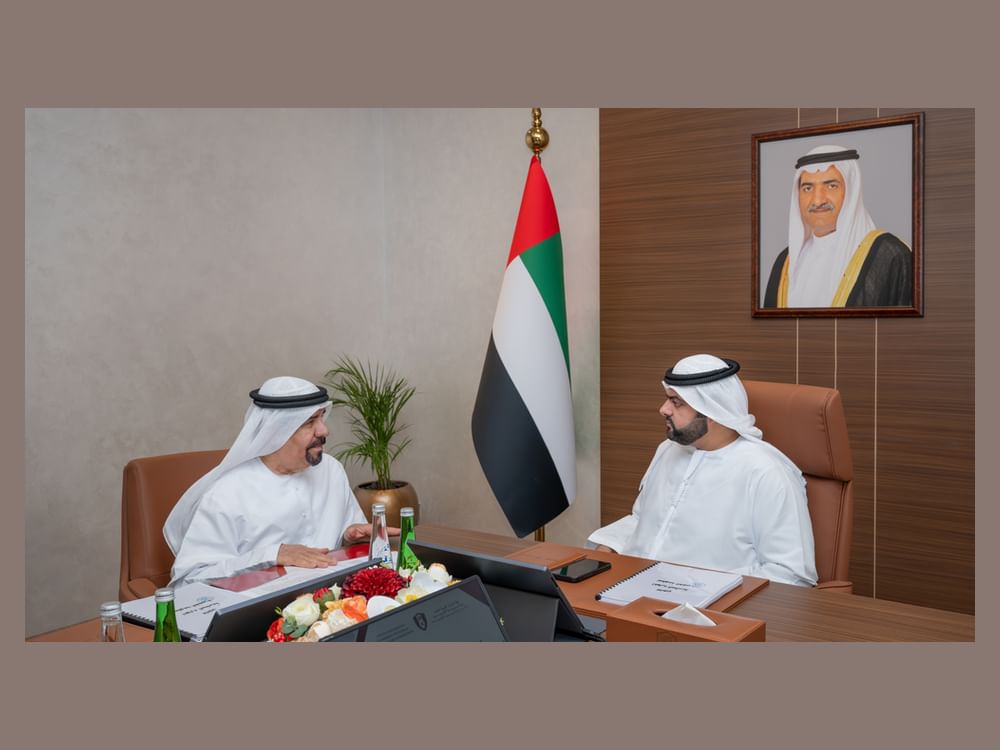 ولي عهد الفجيرة يؤكد أهمية تطوير التشريعات الداعمة للأداء الحكومي