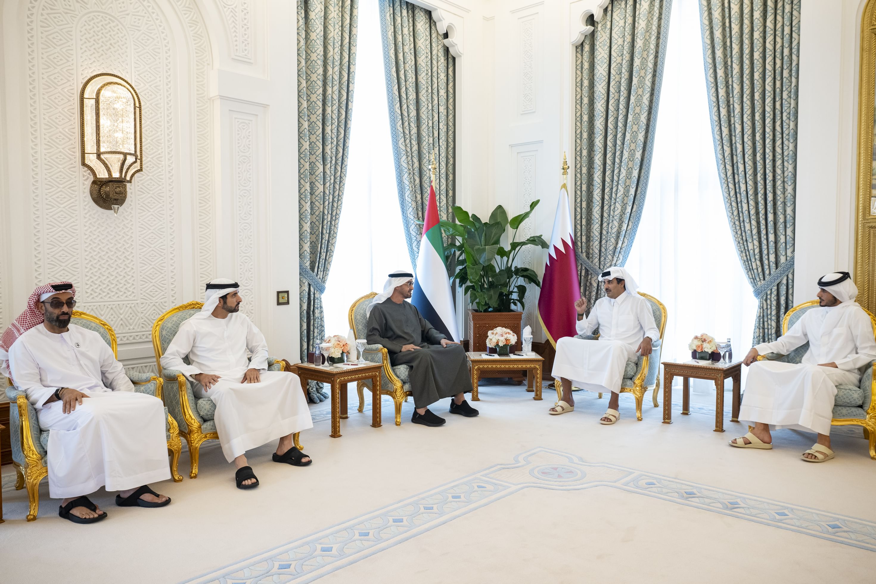 رئيس دولة الإمارات يستقبل أمير قطر الشيخ تميم بن حمد آل ثاني في الديوان الأميري بالدوحة (وام)