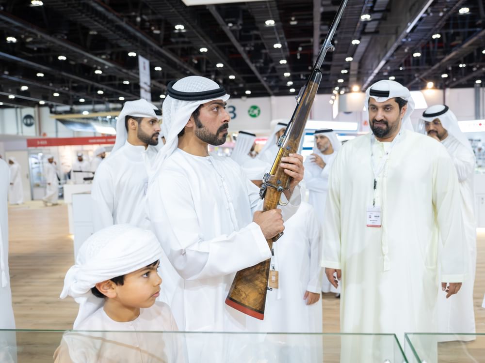 خليفة بن طحنون يزور  معرض أبوظبي للصيد والفروسية