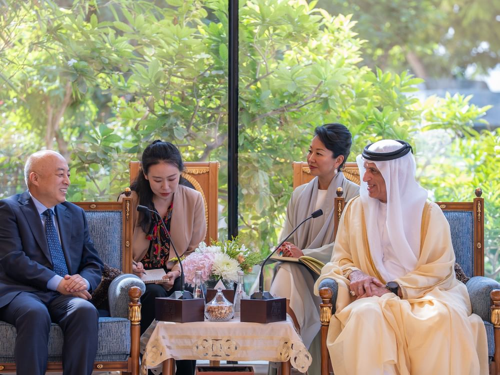 سعود بن صقر يستقبل مدير متحف القصر الإمبراطوري في الصين