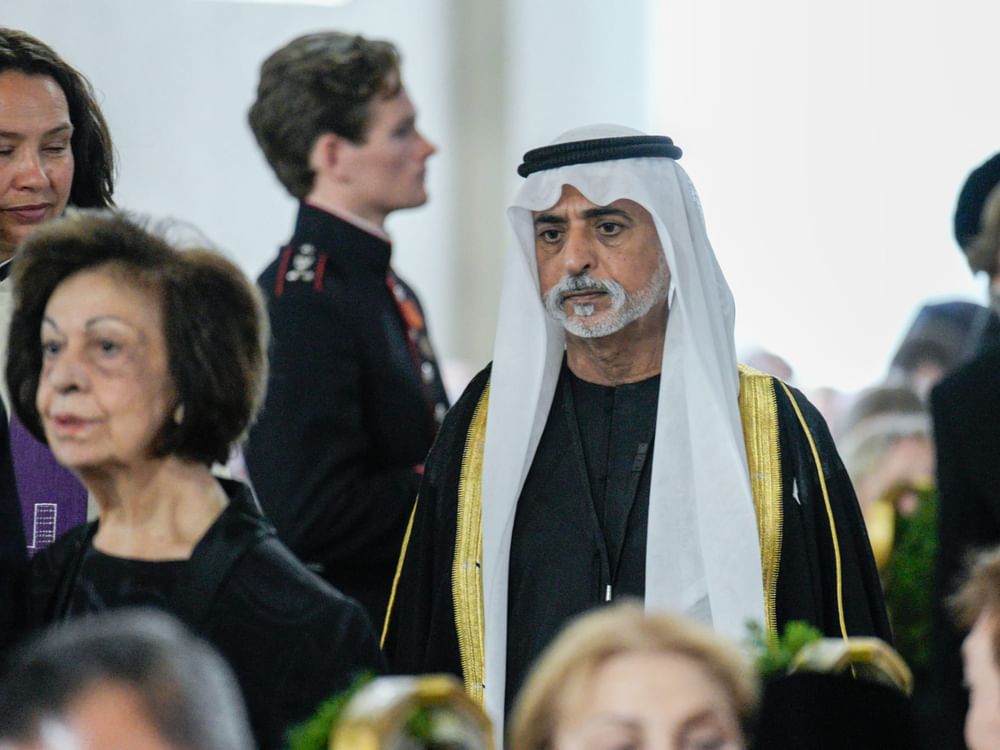 نيابة عن رئيس الدولة.. نهيان بن مبارك يحضر مراسم جنازة ملك النرويج