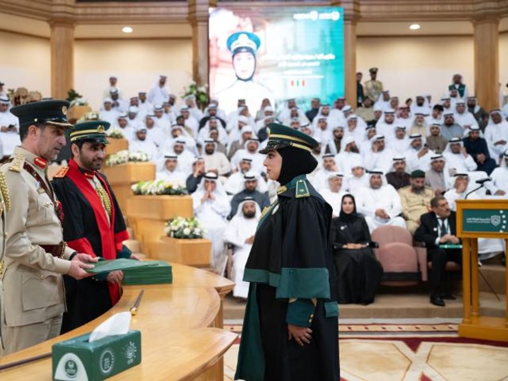 المري يسلم شهادات التخرج للطلبة المرشحين بأكاديمية شرطة دبي