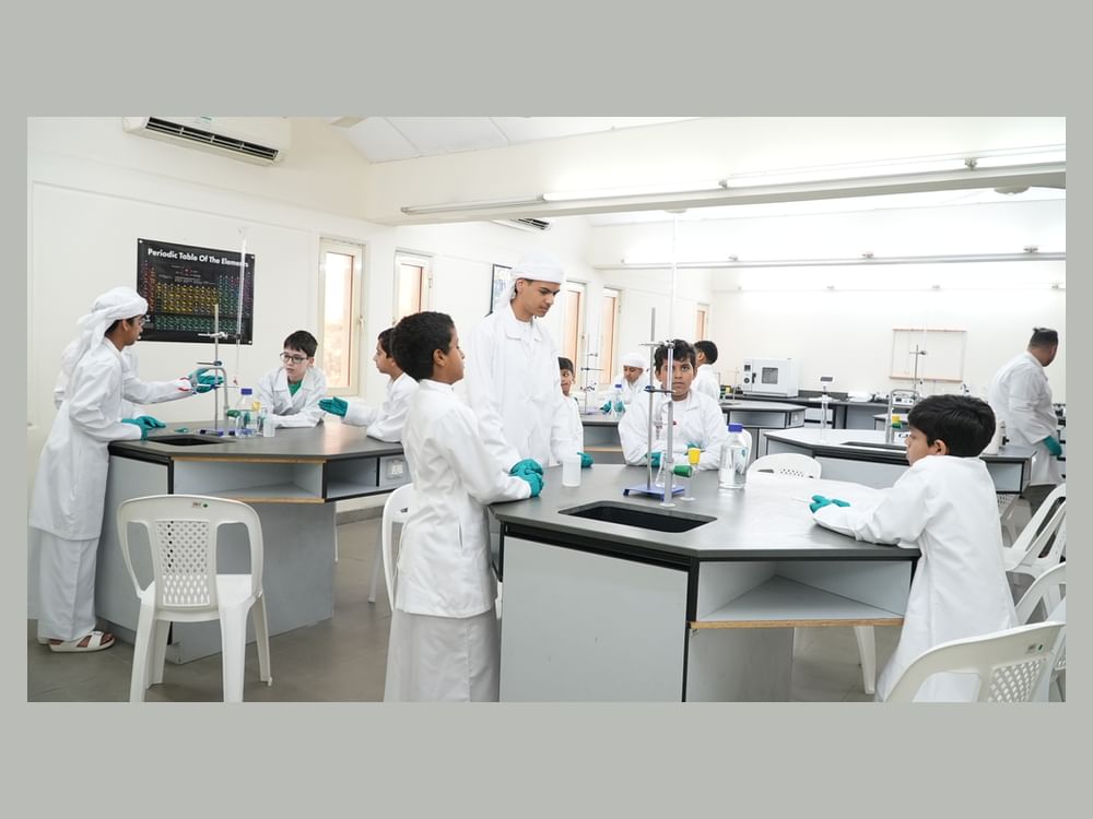 330 طالبا وطالبة يشاركون في البرنامج الصيفي لنادي الإمارات العلمي لتنمية مهارات المستقبل