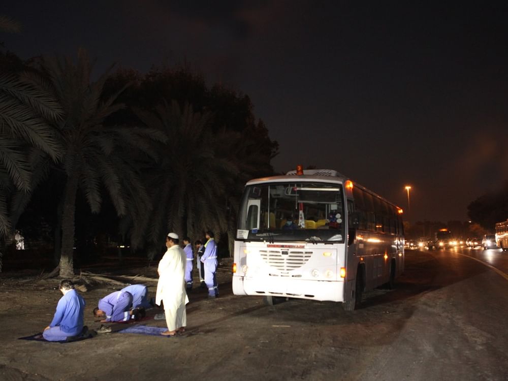 شرطة أبوظبي تحذر من خطورة التوقف الخاطئ على جانبي الطريق