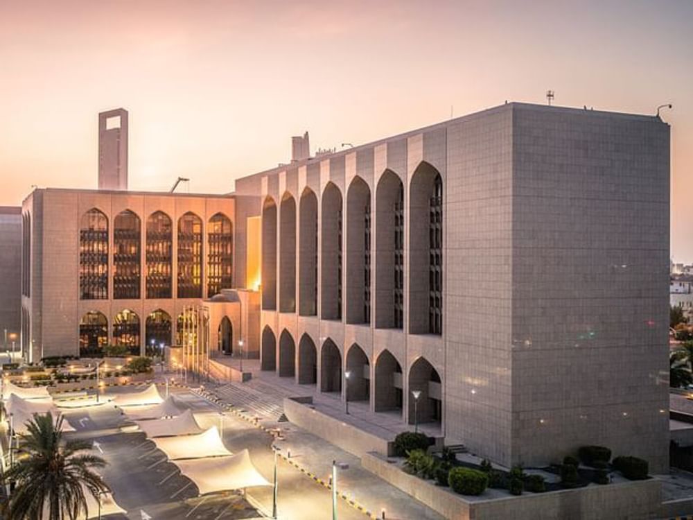 المصرف المركزي يفرض عقوبة مالية على بنك عامل في الدولة
