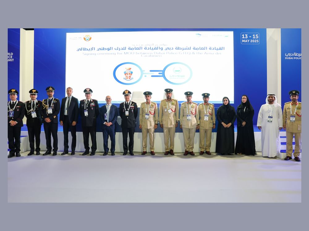 شرطة دبي تبحث التعاون مع وفود مشاركة بالقمة الشرطية وتوقع مذكرة تفاهم مع إيطاليا