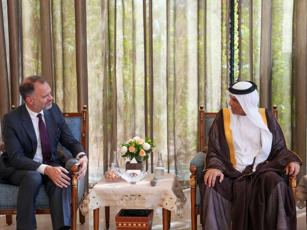 El emir de Ras al Khaimah recibe al cónsul general de Estados Unidos
