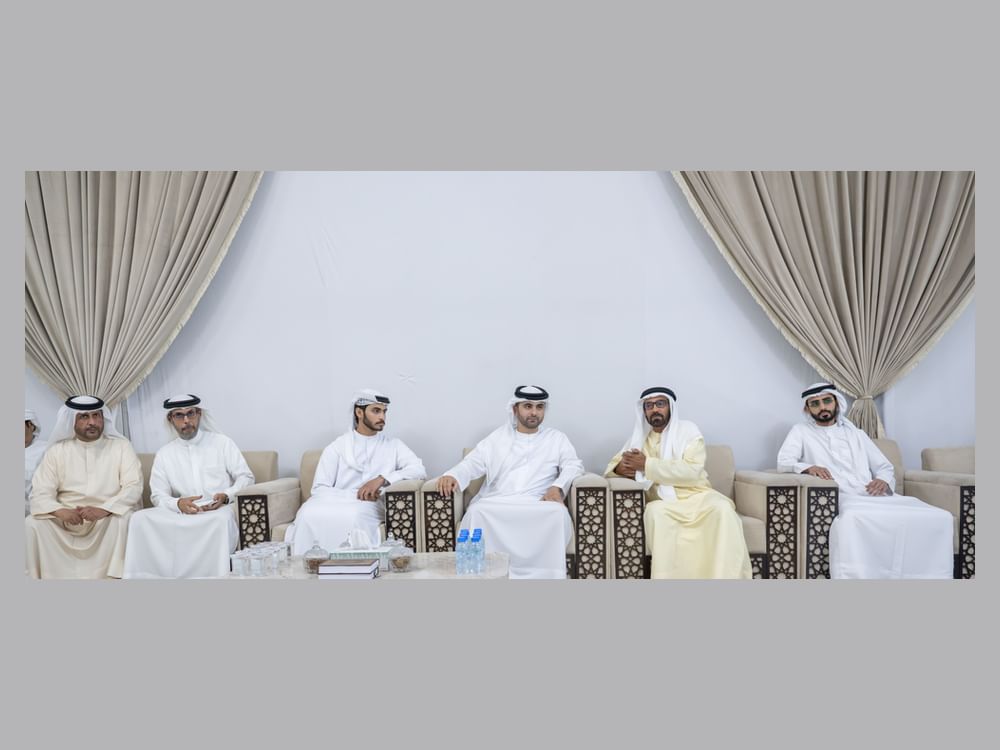 منصور بن محمد يقدم واجب العزاء في وفاة خميس جمعة بوعميم