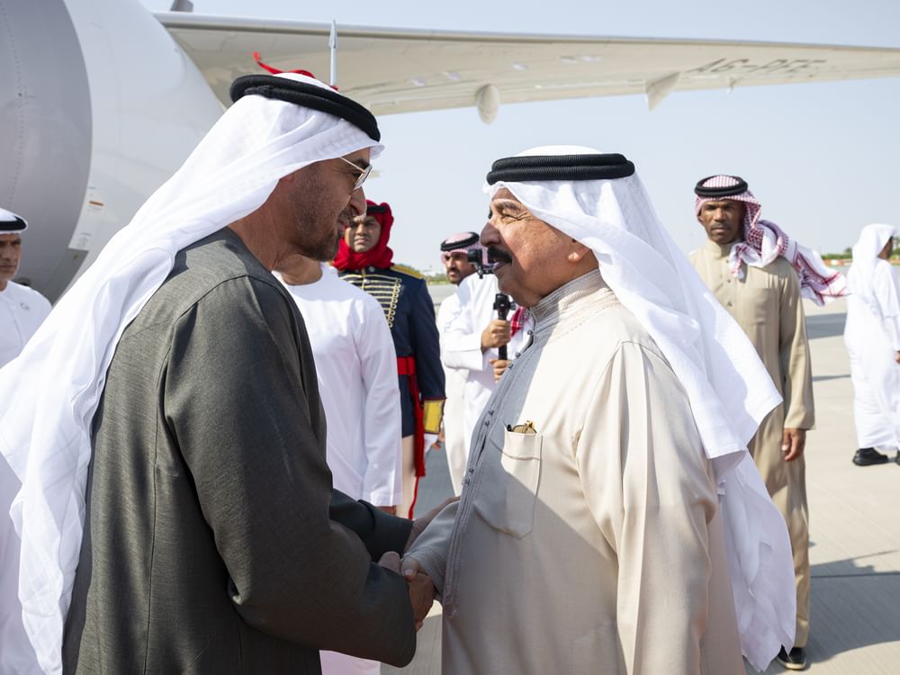 UAE President welcomed by King of Bahrain on fraternal visit