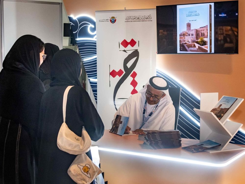 مركز حمدان بن محمد لإحياء التراث يثري معرض أبوظبي للكتاب بإصدارات تعزز الهوية