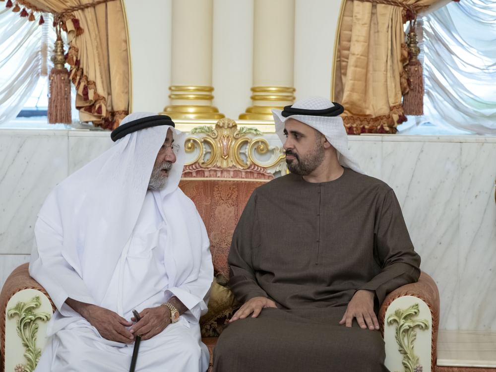 ذياب بن محمد بن زايد يقدم واجب العزاء في وفاة آمنة أحمد الظاهري