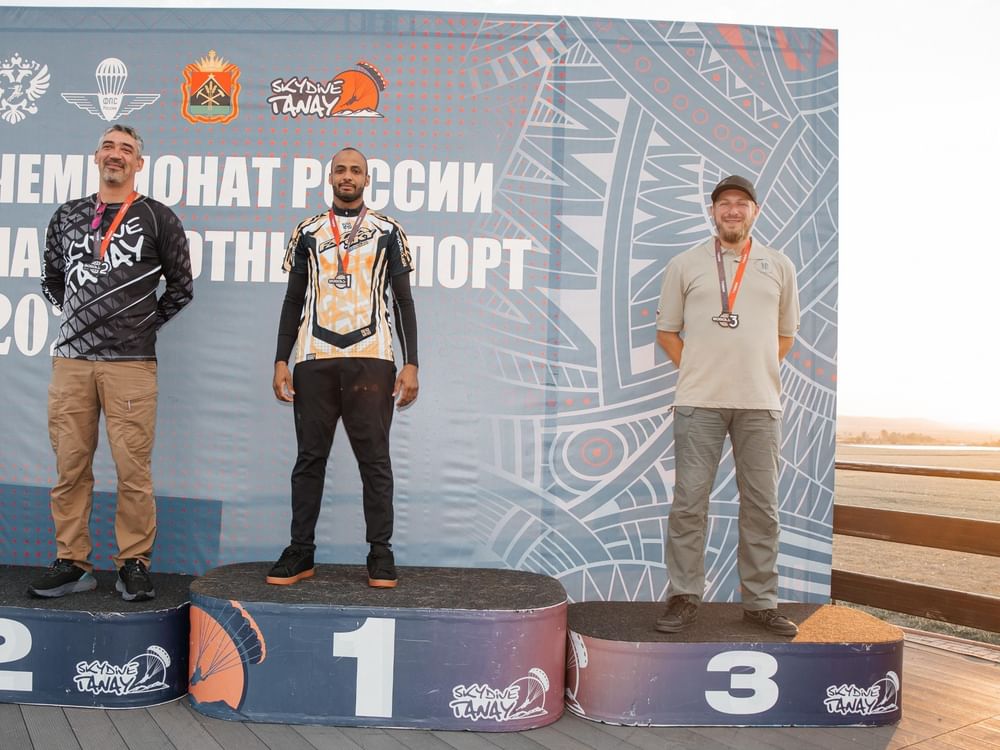 4 ميداليات للإمارات في "دولية روسيا للقفز بالمظلات"