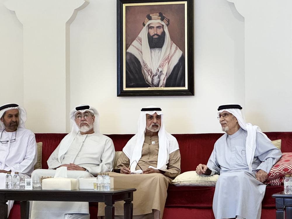 نهيان بن مبارك يعزي الدكتور عبدالله عباس في وفاة حفيده في العين