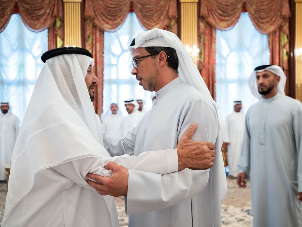 منصور بن زايد يقدم واجب العزاء في وفاة حرم محمد بن بطي آل حامد