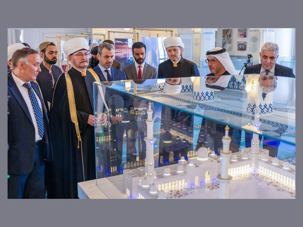 مركز جامع الشيخ زايد الكبير يعرض مجسم الجامع وإصداراته في محطته الجديدة في موسكو